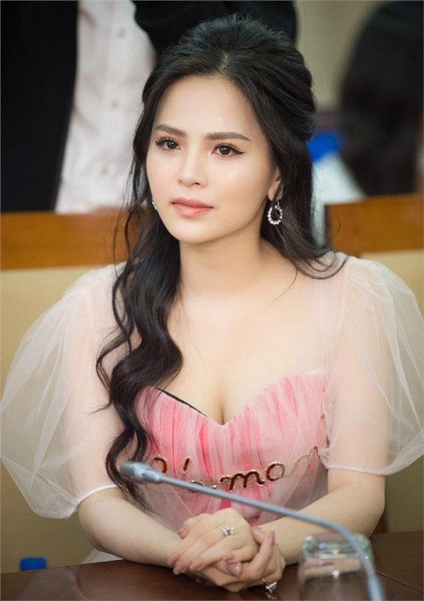 Phi Huyền Trang cũng từng vướng tin đồn lộ clip "nóng". Sau đó, cô lên tiếng phủ nhận mình có liên quan tới vụ việc.