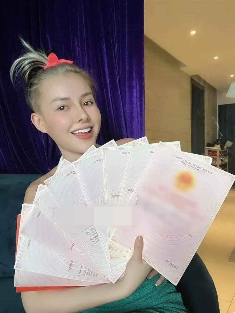 Mới nhất, hiện tượng mạng gốc Bình Định gây sốc khi khoe cầm trên tay cả chục tấm sổ đỏ. Để không bị nói câu view, cô sau đó còn đăng ảnh chụp màn hình vừa nộp cọc đất số tiền 21 tỷ.