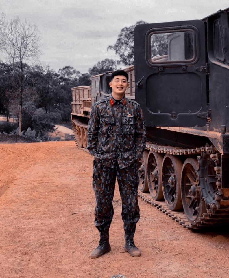Khoác lên mình bộ quân phục, Vũ Tiến Quân khiến bao người xao xuyến trước gương mặt điển trai cùng nụ cười cực đốn tim.