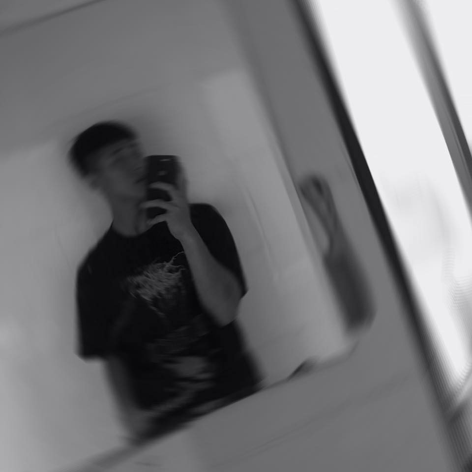 Đông đảo dư luận đều dành nhiều lời khen ngợi xuýt xoa trước ngoại hình cực bắt mắt của soái ca không quân sinh năm 2000 này.