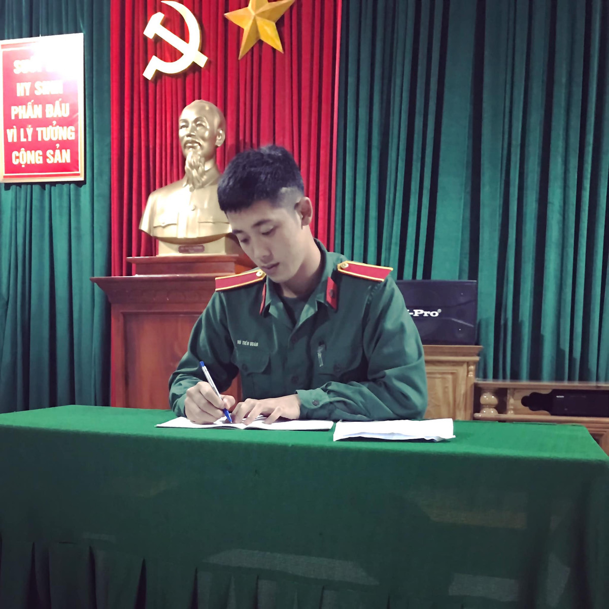 Hiện tại, Tiến Quân gây xao xuyến này đã có bạn gái khiến không ít chị em tiếc nuối.