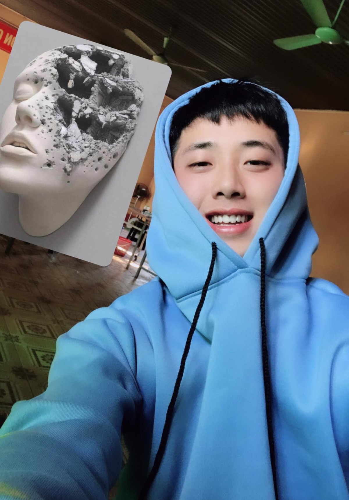 Không giống với bạn bè cùng trang lứa khác, mỗi lần có dịp về thăm nhà, Tiến Quân thường dành thời gian cho gia đình, người thân thay vì đi chơi, gặp gỡ bạn bè.