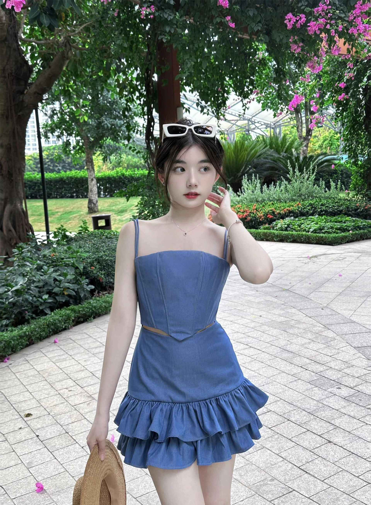 Xuất phát điểm là sinh viên trường kinh tế, nữ sinh Nghệ An không cảm thấy điều này làm ảnh hưởng quá nhiều hay cản trở, gây khó khăn cho cô trong việc phát triển bản thân ở môi trường sáng tạo nội dung.