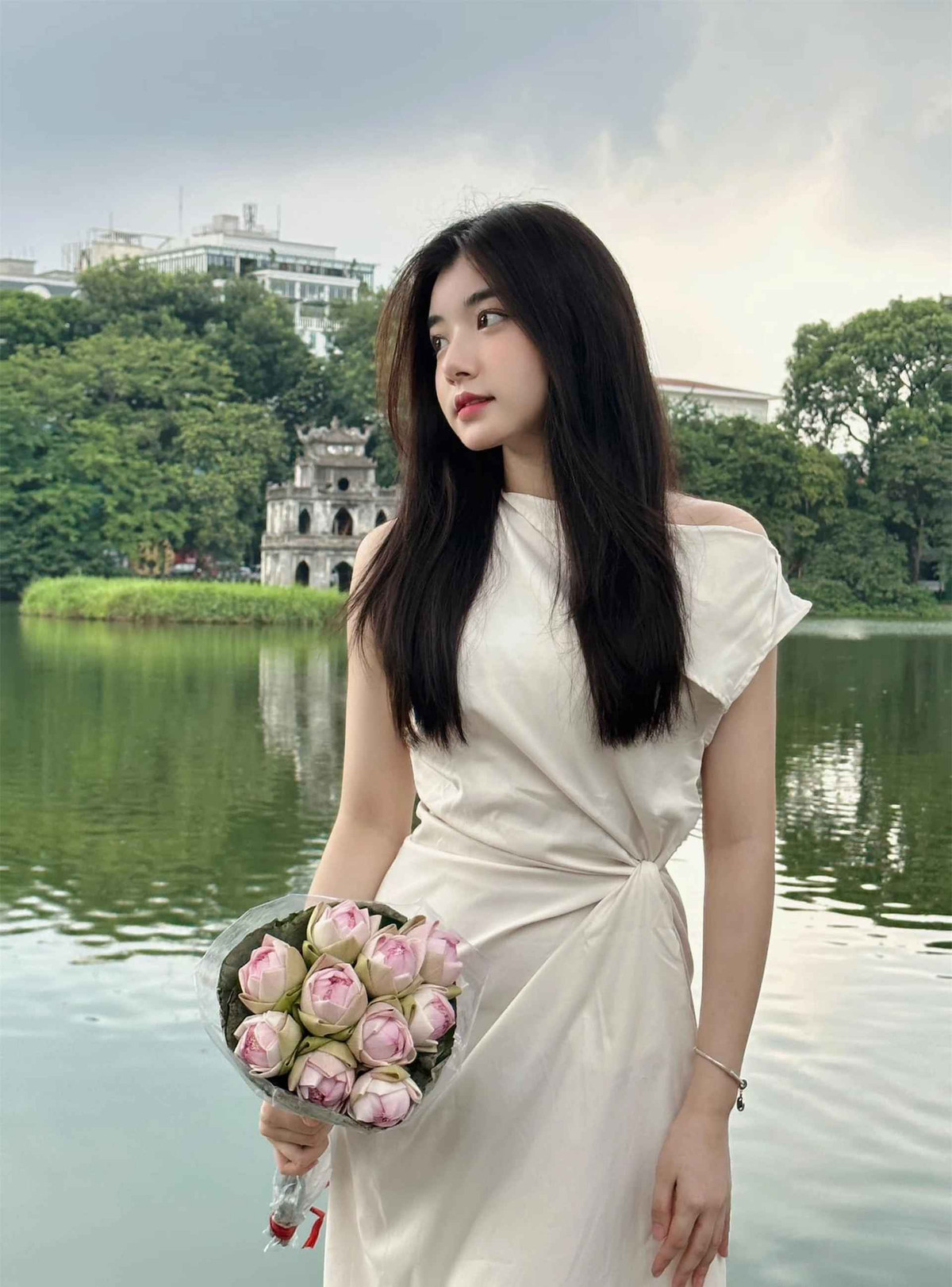 Sau khoảng thời gian ngắn theo đuổi công việc vừa ăn, vừa ghi hình, "thánh mukbang" gốc Nghệ An nhanh chóng thu hút hơn 1,8 triệu lượt theo dõi trên nền tảng TikTok. Cô may mắn được khán giả ưu ái gọi bằng danh xưng "mỹ nhân mukbang".