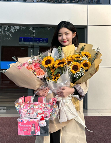 Để gia đình yên tâm, Quỳnh Trương cố gắng sắp xếp thời gian hợp lý, không để công việc làm ảnh hưởng đến kết quả học tập cuối kỳ.