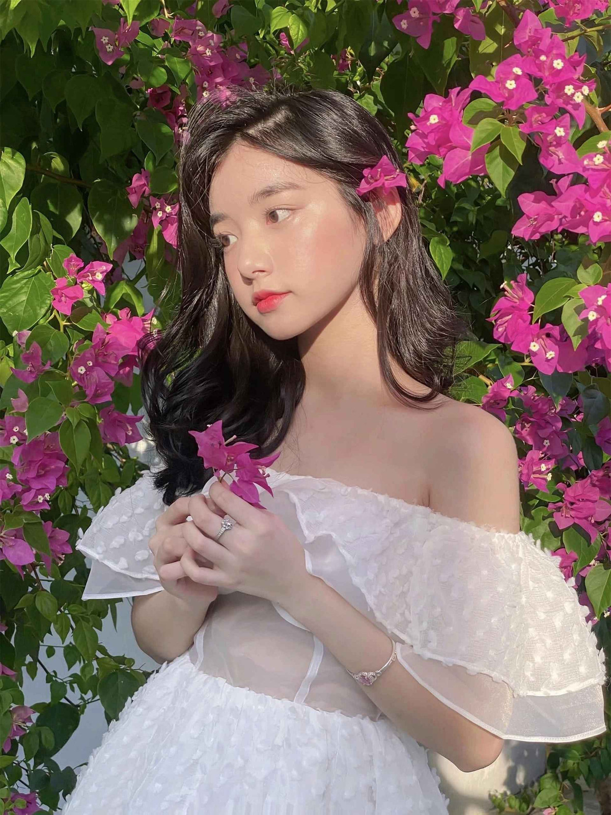 Không chỉ gây chú ý với gương mặt xinh đẹp, ngoại hình nổi bật, Quỳnh Trương còn khiến cộng đồng mạng bất ngờ khi sở hữu loạt thành tích học tập ấn tượng.