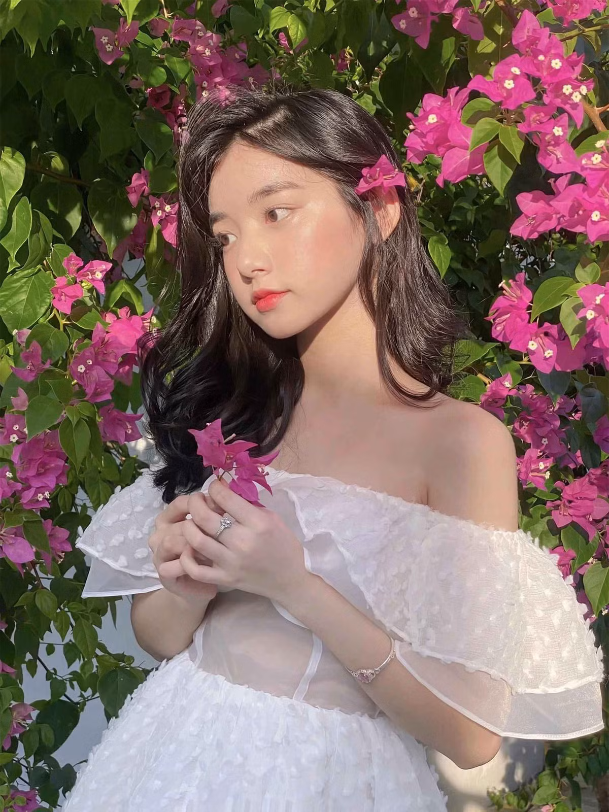 Không chỉ gây chú ý với gương mặt xinh đẹp, ngoại hình nổi bật, Quỳnh Trương còn khiến cộng đồng mạng bất ngờ khi sở hữu loạt thành tích học tập ấn tượng.