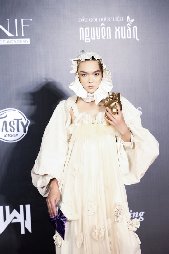 Dưới phần bình luận, nhiều người bày tỏ sự bất ngờ về phong cách cổ vũ bóng đá có phần “ô dề” của Phạm Thoại.