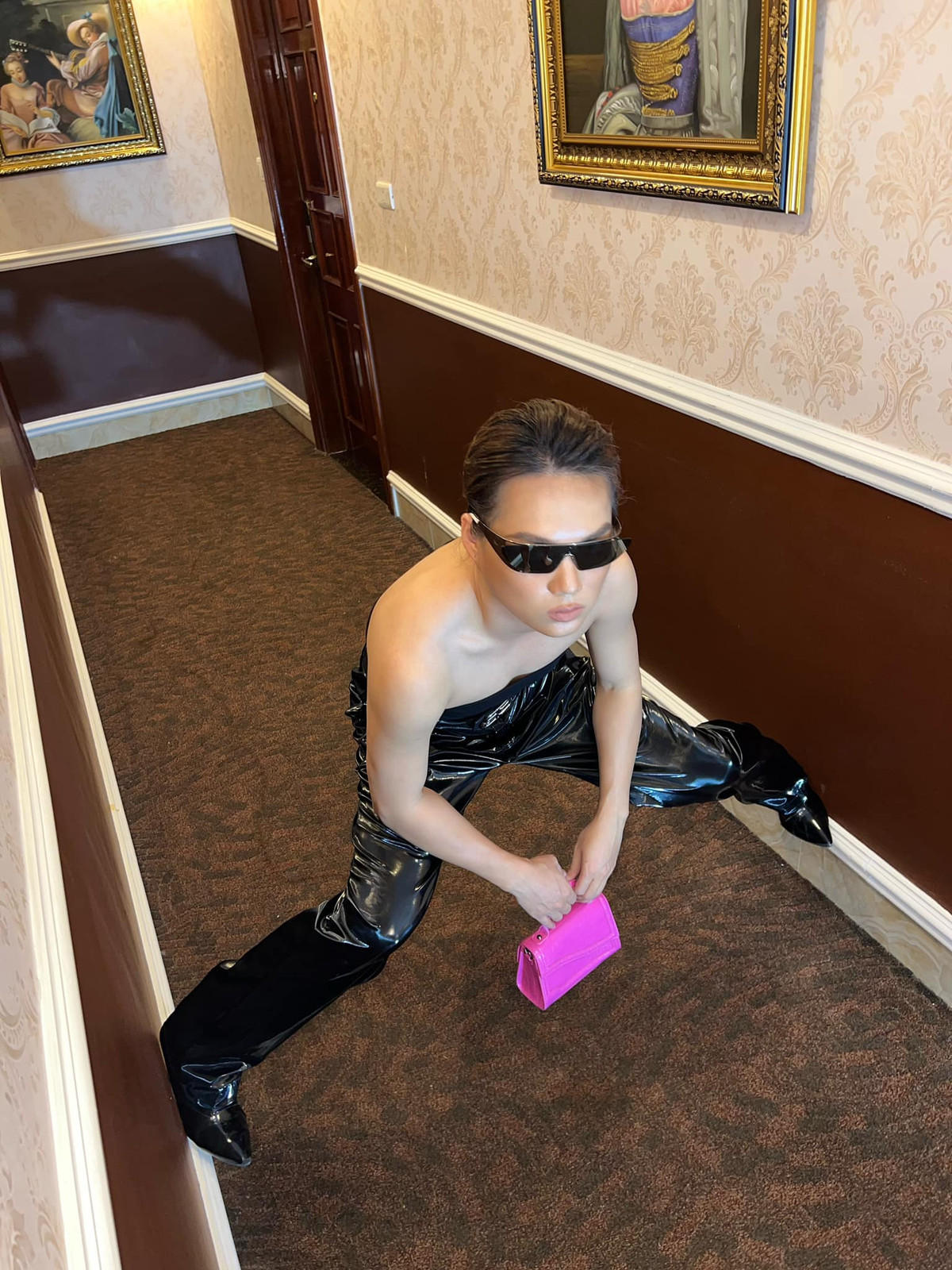 Chưa hết, có lần nam TikToker còn khiến dân tình “kinh hồn bạt vía” vì ăn mặc quỷ dị, nếu nhìn thoáng qua chắc nhiều khán giả không khỏi thót tim.