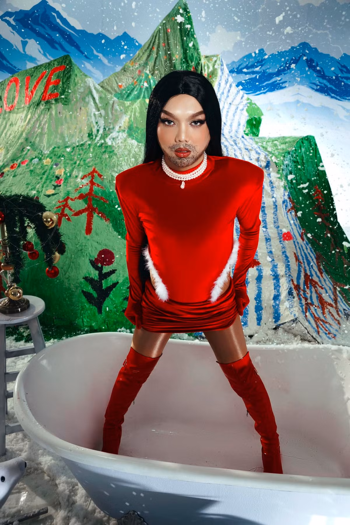 Đây không phải lần đầu Phạm Thoại khiến dân mạng “ngã ngửa” vì phong cách thời trang “hiếm có khó tìm”. Còn nhớ khi xuất hiện tại một cuộc thi hoa hậu, nam TikToker khiến khán giả một phen giật mình vì bộ trang phục khác lạ.