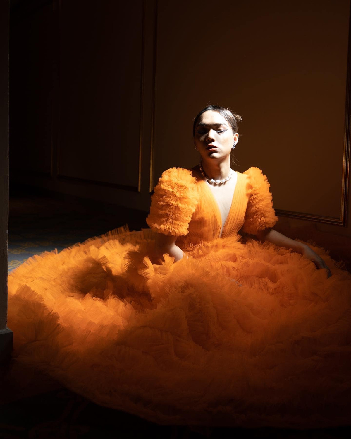 Những lần xuất hiện khác của Phạm Thoại trên thảm đỏ cũng không khá khẩm hơn. Có lúc anh khiến khán giả cảm thấy khó thở dùm vì những bộ cánh “kín như bưng”, đã vậy còn trùm kín cả mặt.