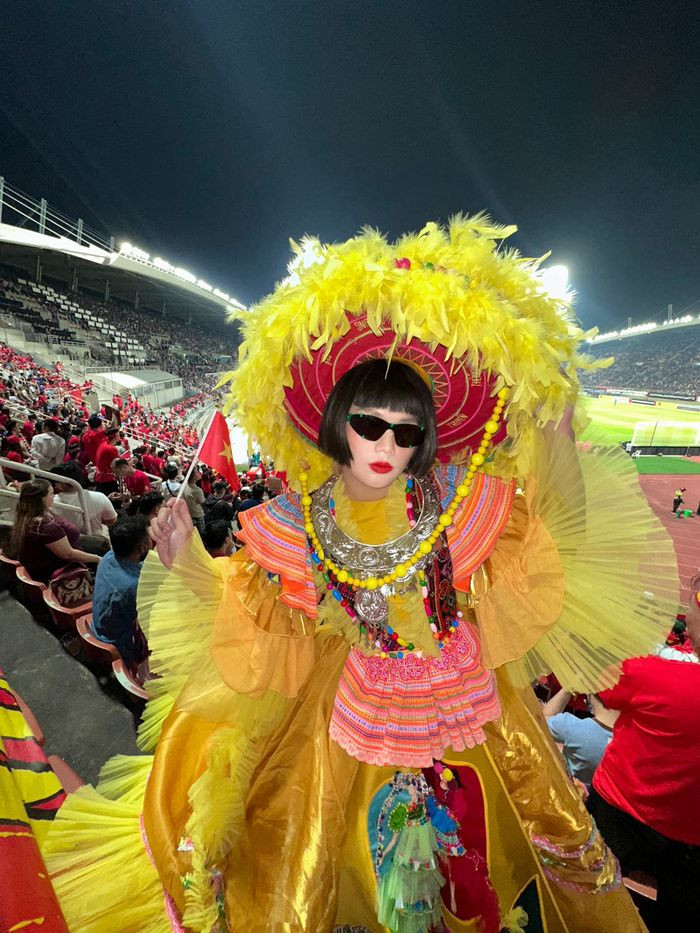 Thoạt nhìn khán giả không khỏi rối mắt vì bộ trang phục quá rực rỡ, cứ ngỡ Phạm Thoại đang tham dự show thời trang nào đó.