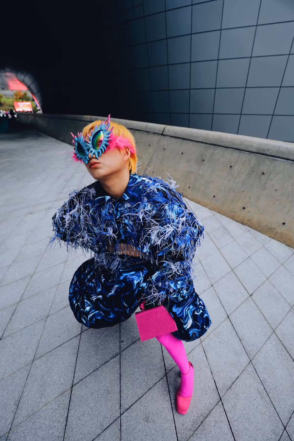 Cụ thể, Phạm Thoại mặc bộ trang phục rộng thùng thình, không có điểm nhấn nào, chưa hết anh còn đội thêm chiếc mũ khó hiểu, gương mặt thì nhợt nhạt.