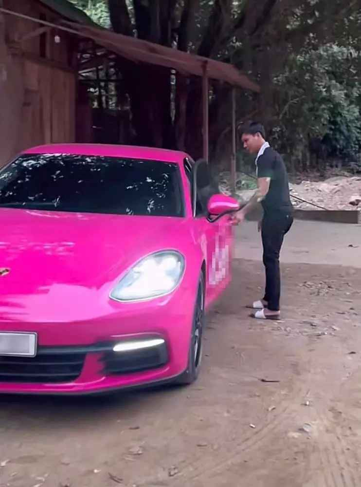 Cụ thể video có tựa đề: “Lộc Fuho lần đầu được chạy Porsche 8 tỷ” lập tức gây chú ý lớn.