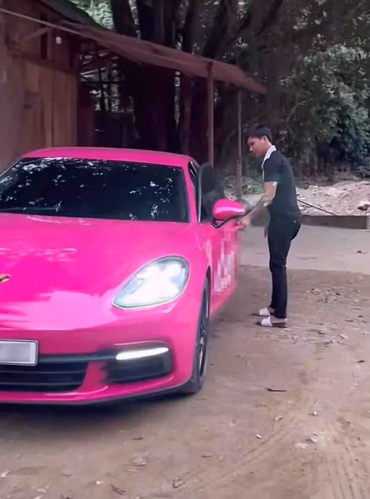 Cụ thể video có tựa đề: “Lộc Fuho lần đầu được chạy Porsche 8 tỷ” lập tức gây chú ý lớn.