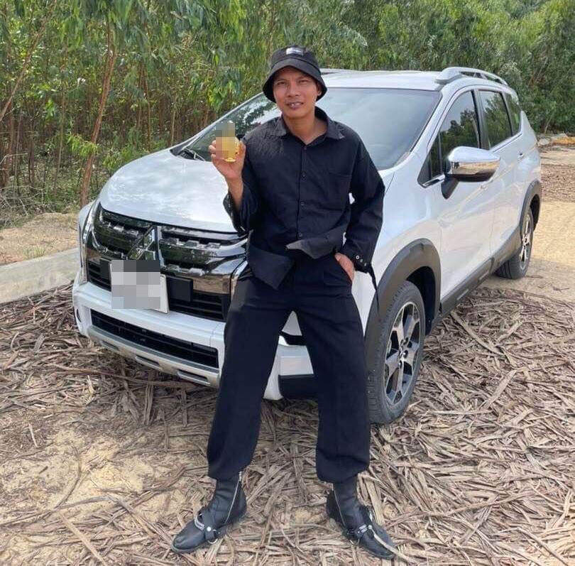 Sau khi được lái thử xe, hiện tượng mạng gốc Khánh Hòa hài hước nói: "Sau này đi phụ hồ, sẽ để dành tiền mua".