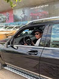 "Lúc vào xe, không biết bỏ số nên có ông anh ngồi trên ghế phụ chỉ. Một lúc sau Lộc mới lái trơn tru", Lộc Fuho chia sẻ thêm.