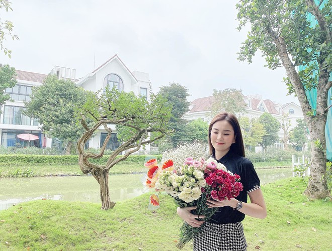 Trước đó, cũng khoe ảnh đi du lịch với mẹ chồng, nữ MC bày tỏ: "Mẹ Nga - người mẹ thứ hai của Ngọc. Quá may mắn khi được làm con của hai người phụ nữ tuyệt vời".