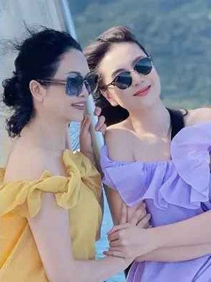 Đính kèm, nữ MC VTV hạnh phúc bày tỏ: "May mắn được làm con của 2 mẹ. Chúc cả nhà có kỳ nghỉ lễ sum họp bên gia đình".