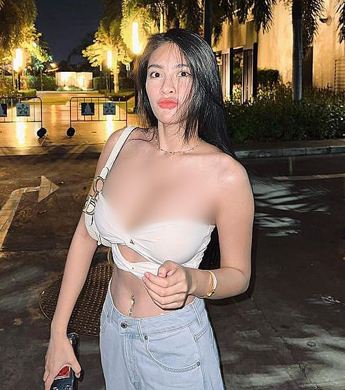 Những thiết kế trang phục "lửng lơ" ở vòng một như thế này hiện đang là xu hướng.