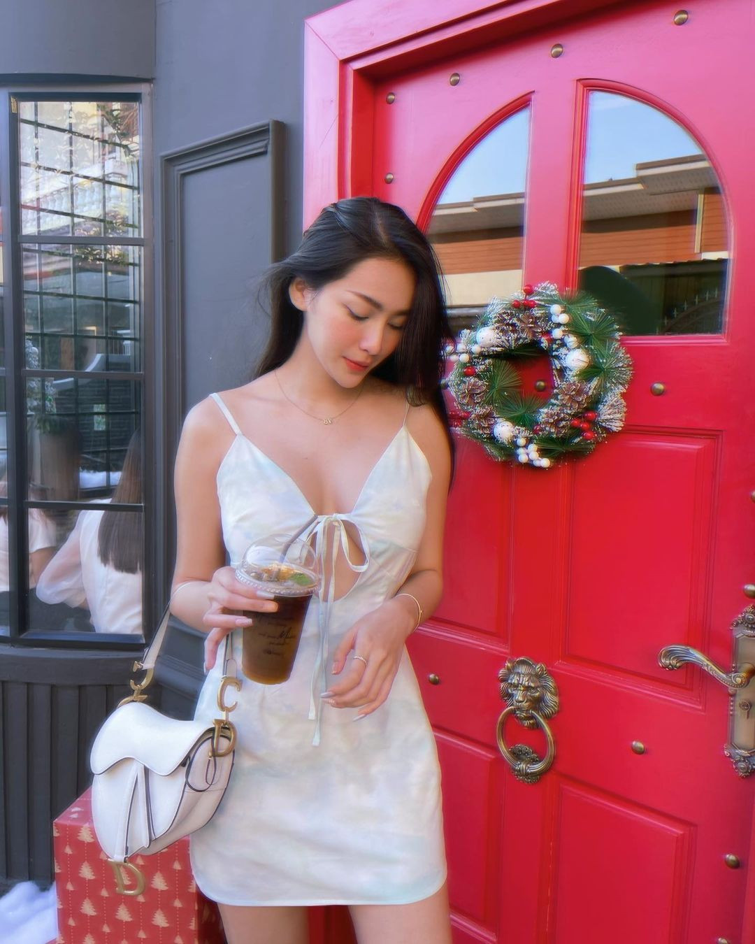 Ruangkaw Lunsakaewong theo phong cách gợi cảm, cô nàng cũng không ngại xu hướng thời trang hở chân ngực, thoải mái diện các thiết kế tương tự, khoe đường cong cơ thể.