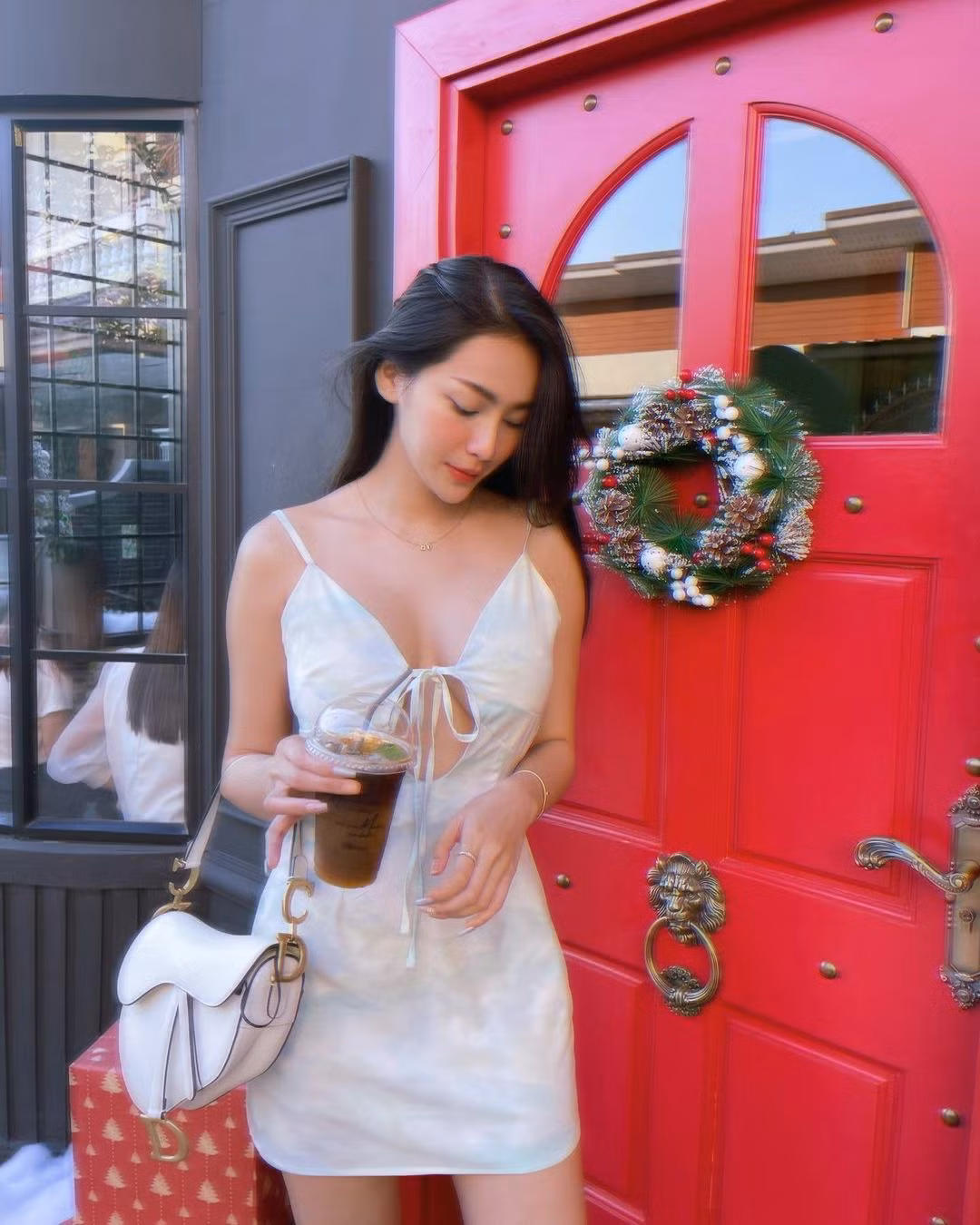 Ruangkaw Lunsakaewong theo phong cách gợi cảm, cô nàng cũng không ngại xu hướng thời trang hở chân ngực, thoải mái diện các thiết kế tương tự, khoe đường cong cơ thể.