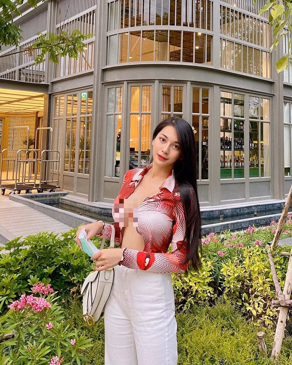 Qua những hình ảnh mà hot girl Ruangkaw Lunsakaewong đăng tải, có thể thấy cô nàng quyến rũ, hút hồn nhưng vẫn có nét dễ thương.