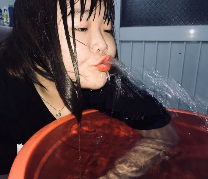 Màn cosplay thành tượng nhân sư của cô gái khiến dân tình cười nghiêng ngả.