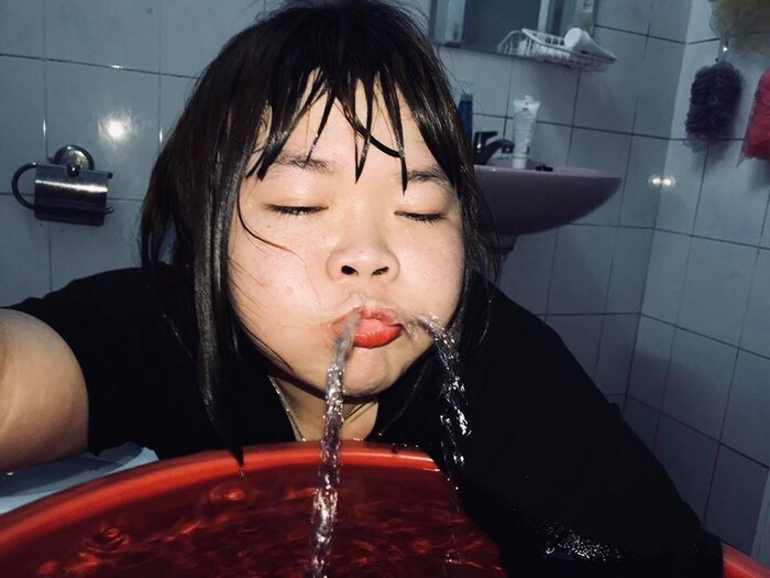 Trước đó, một cô bạn cũng từng thành thảm họa trên MXH khi cố tình tạo dáng giống tượng sư tử nổi tiếng ở Singapore.