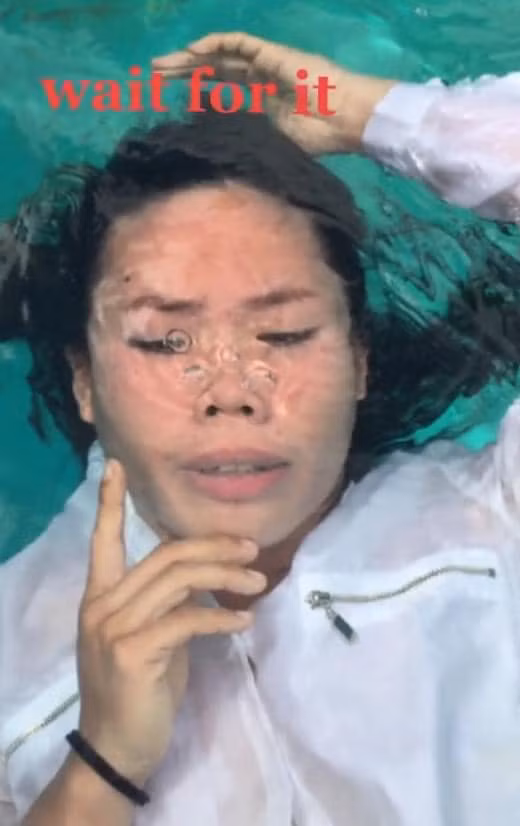 Mới đây, một cô gái đăng lượt ảnh chụp ảnh dưới nước và nhận cái kết khiến ai cũng phải bật cười.