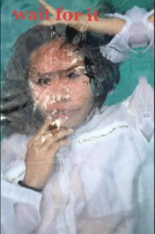 Cụ thể, trong bài đăng khoe ảnh bạn thân chụp ảnh dưới nước, cô gái có viết: "Khi nhờ bạn thân chụp ảnh và cái kết".