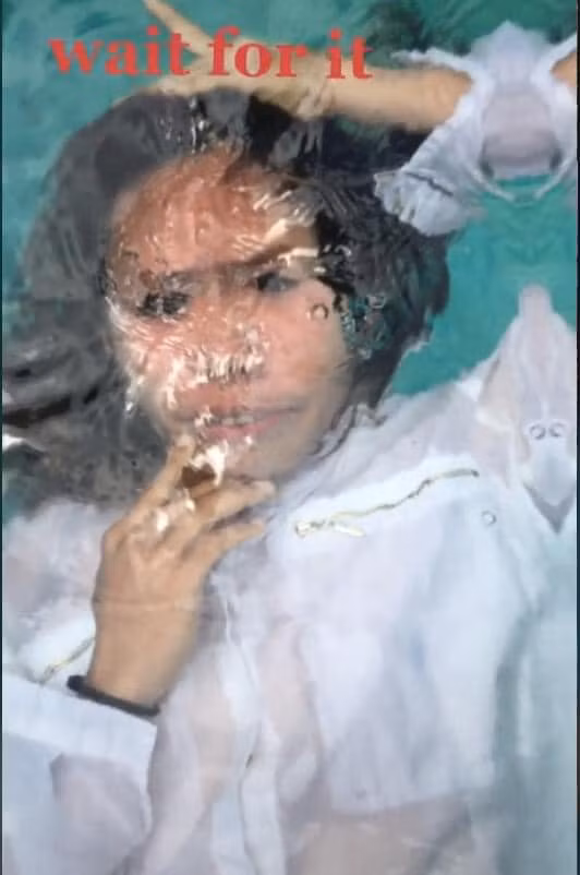 Cụ thể, trong bài đăng khoe ảnh bạn thân chụp ảnh dưới nước, cô gái có viết: "Khi nhờ bạn thân chụp ảnh và cái kết".