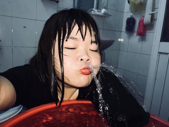 Thay vì tạo dáng, cô nàng lại phun nước bằng miệng cực dễ thương.