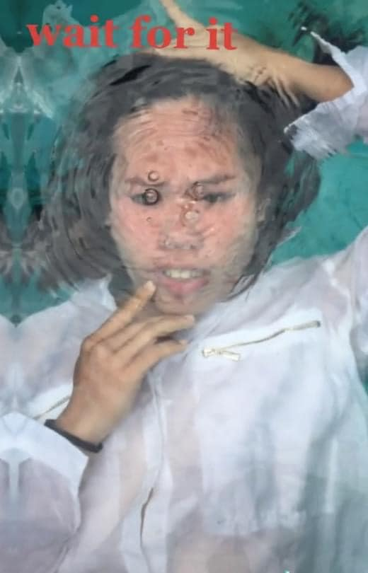 Cô gái muốn có những "shoot hình" lung linh dưới nước sao cho thật quyến rũ, gợi cảm. Tuy nhiên nhìn hình ảnh bạn chụp cho trông mới chán đời làm sao.