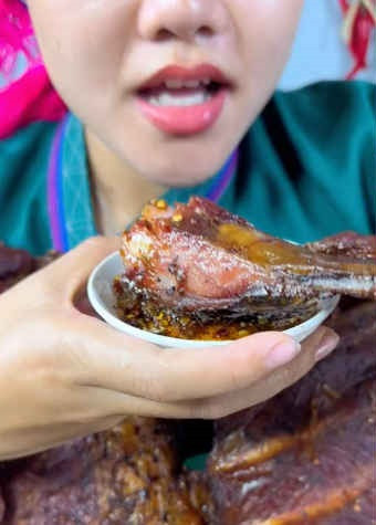 Đáng chú ý, một video mukbang món ăn này của Lan Nùng đã bất ngờ thu hút hơn 8,2 triệu lượt xem, trong đó rất nhiều người bày tỏ sự quan tâm tới hương vị món ăn này.