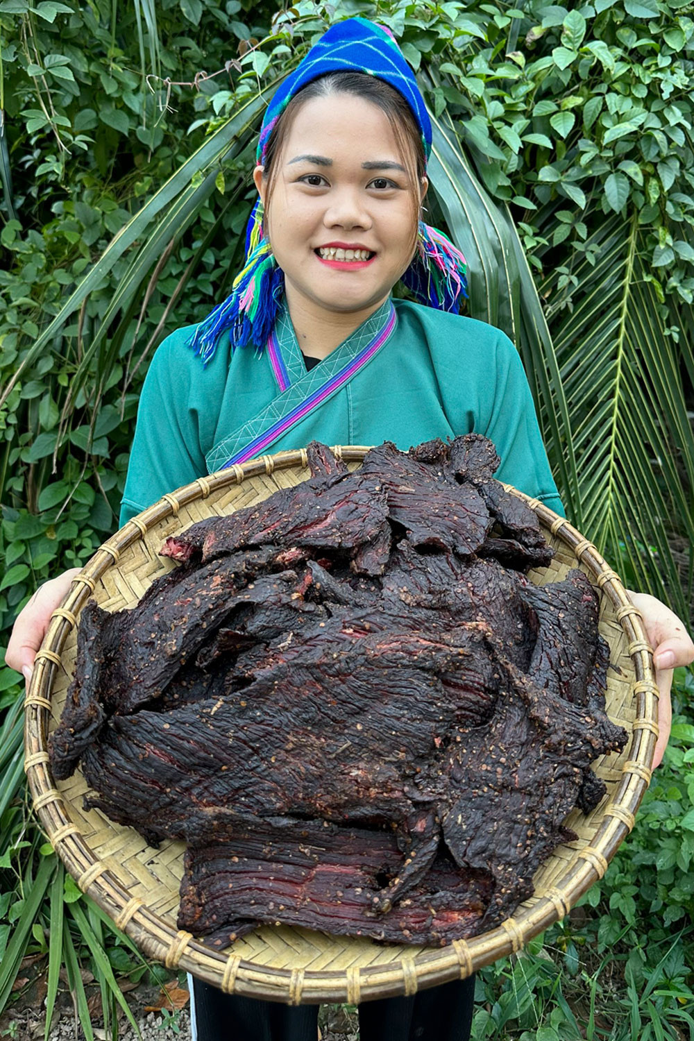 Trong đoạn video gây sốt, TikToker Lan Nùng đã mukbang món ăn này chấm cùng gia vị được pha chế cùng mắc khén, hạt dổi...