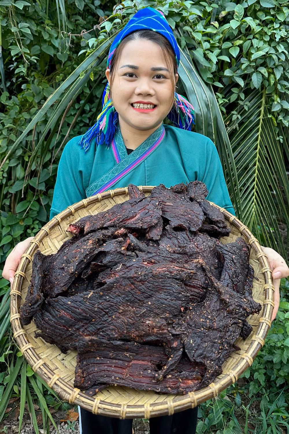 Trong đoạn video gây sốt, TikToker Lan Nùng đã mukbang món ăn này chấm cùng gia vị được pha chế cùng mắc khén, hạt dổi...