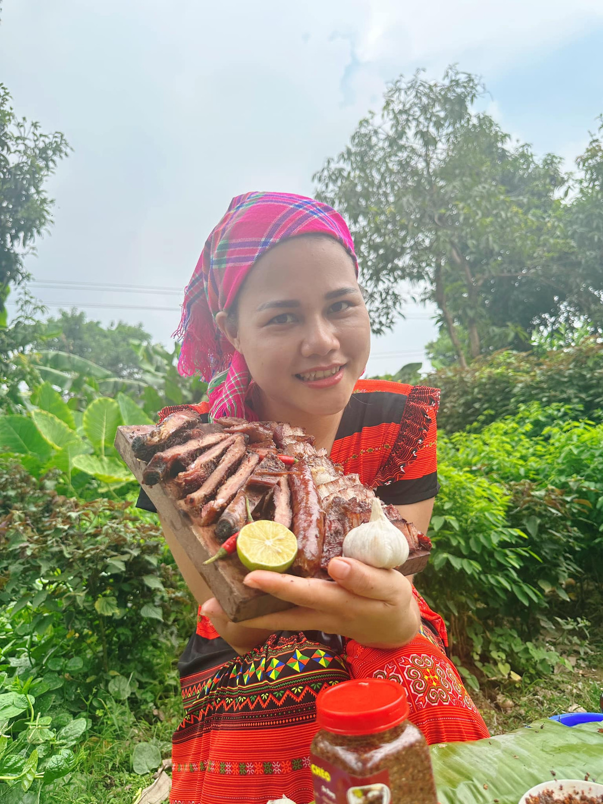 Món ăn này được làm từ thịt dẻ sườn lợn ướp cùng hạt dổi, mắc khén, gừng, tỏi và ớt rồi nhồi vào lớp vỏ lòng và treo gác bếp để sản phẩm thấm đều gia vị.