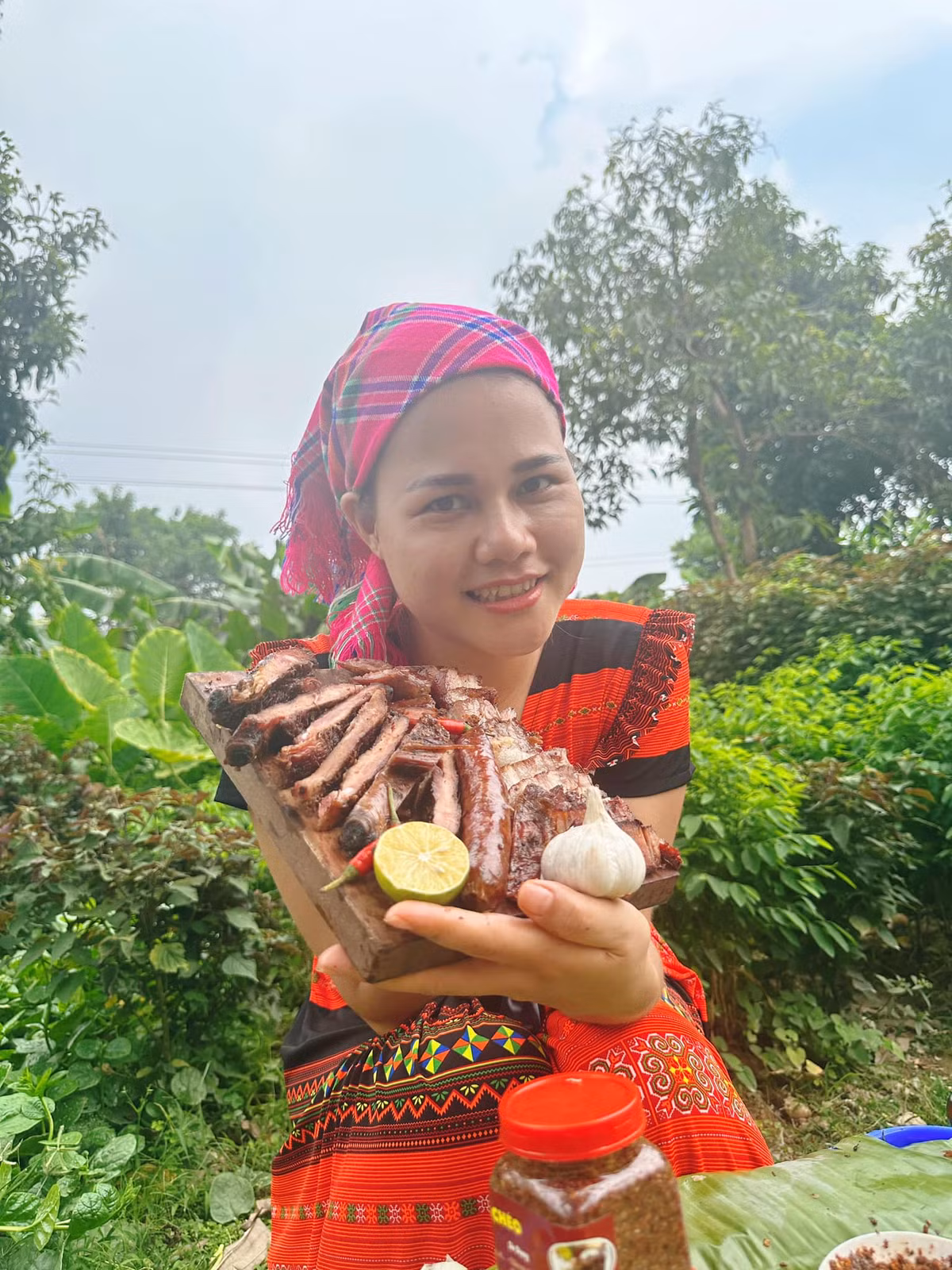 Món ăn này được làm từ thịt dẻ sườn lợn ướp cùng hạt dổi, mắc khén, gừng, tỏi và ớt rồi nhồi vào lớp vỏ lòng và treo gác bếp để sản phẩm thấm đều gia vị.