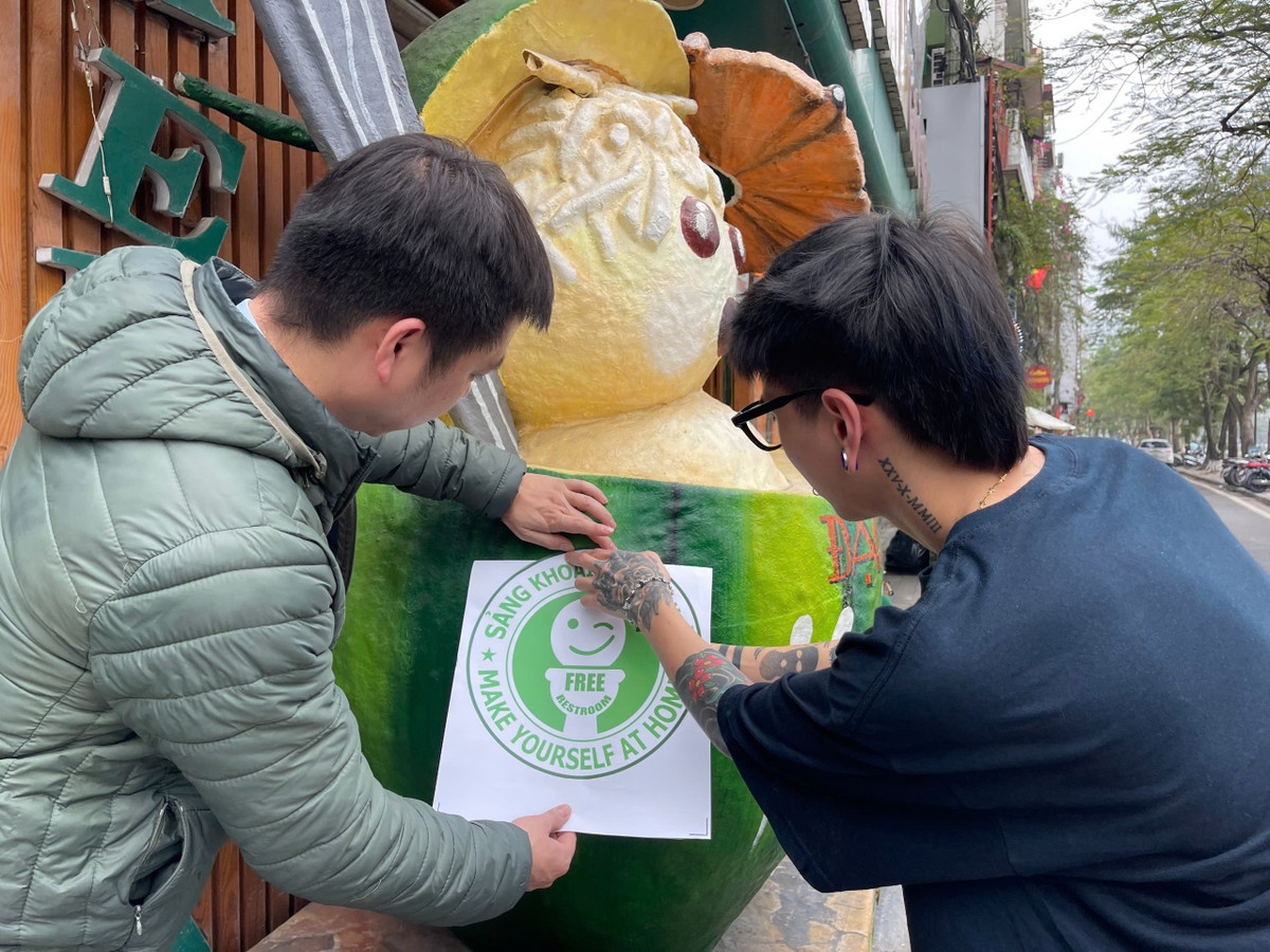 Cụ thể, ông Lê Tất Thành - Chủ tịch UBND phường Trúc Bạch, sau khi lắng nghe ý kiến phản hồi của các hộ kinh doanh, phường Trúc Bạch cam kết xây dựng môi trường văn hoá du lịch lành mạnh...