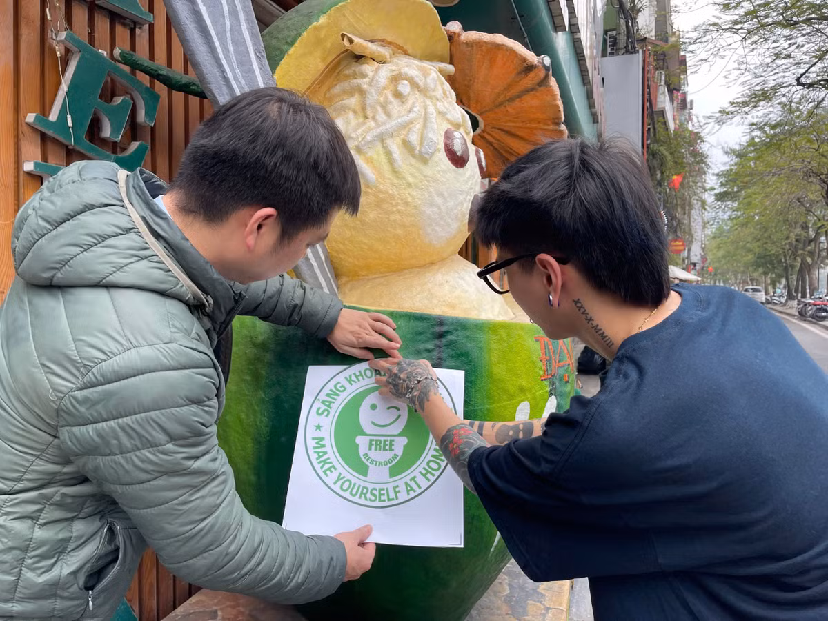 Cụ thể, ông Lê Tất Thành - Chủ tịch UBND phường Trúc Bạch, sau khi lắng nghe ý kiến phản hồi của các hộ kinh doanh, phường Trúc Bạch cam kết xây dựng môi trường văn hoá du lịch lành mạnh...