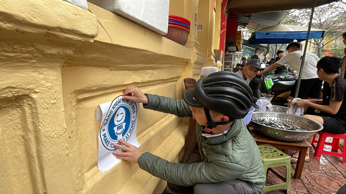 Ngoài ra, phường Trúc Bạch áp dụng chuyển đổi số và đang cập nhật cơ sở dự liệu về "Free Restroom" lên cổng thông tin, website và Fanpage của phường.