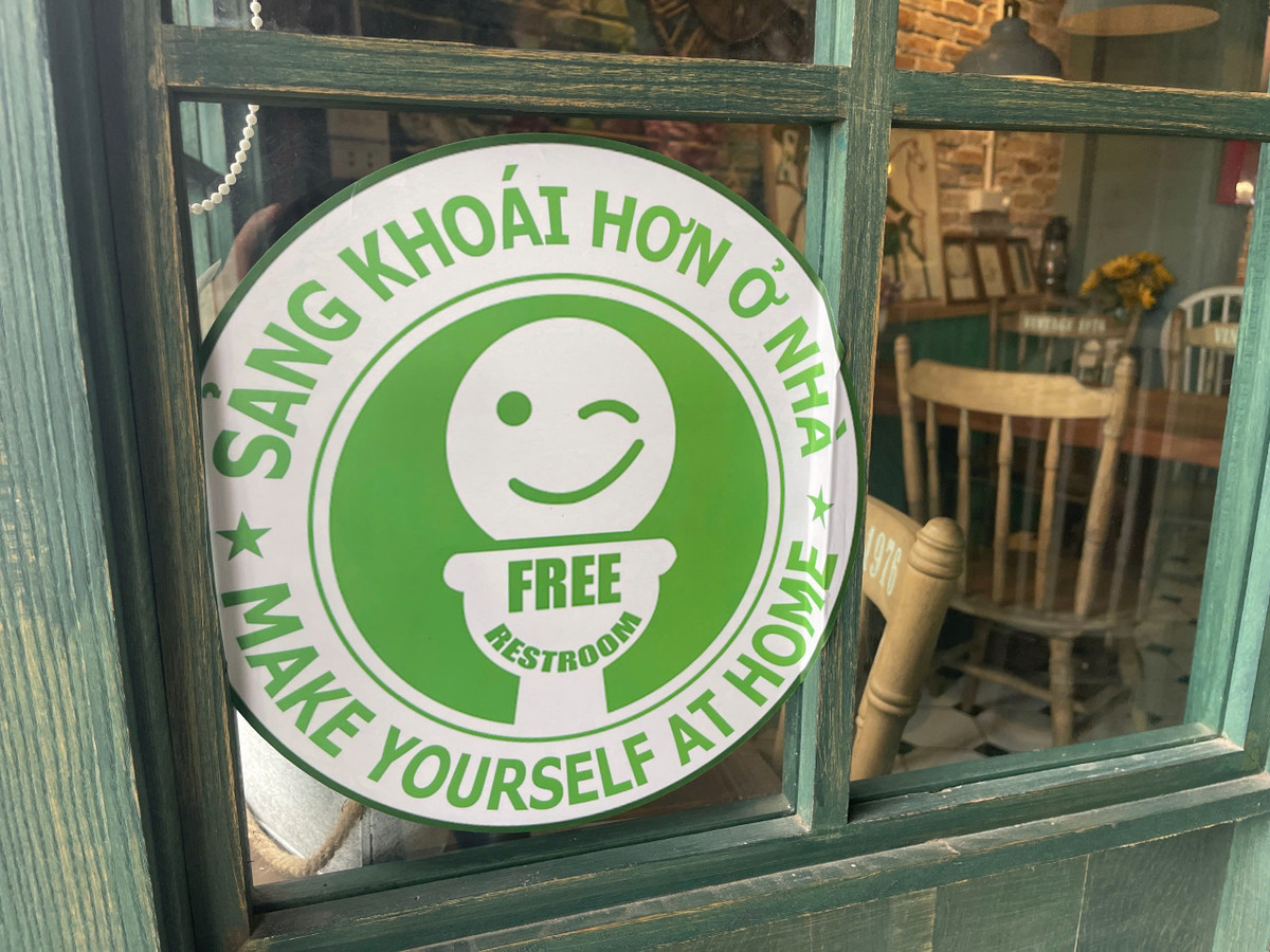 Trước khi thí điểm, cán bộ phường đã làm tốt công tác tuyên truyền đến các hộ kinh doanh. Những cơ sở kinh doanh đồng ý tham gia đều dán logo "Free Restroom" phía trước cơ sở, khu vực nhà vệ sinh để người dân và du khách có thể thấy, nhận diện.