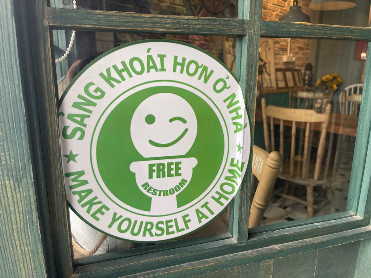 Trước khi thí điểm, cán bộ phường đã làm tốt công tác tuyên truyền đến các hộ kinh doanh. Những cơ sở kinh doanh đồng ý tham gia đều dán logo "Free Restroom" phía trước cơ sở, khu vực nhà vệ sinh để người dân và du khách có thể thấy, nhận diện.