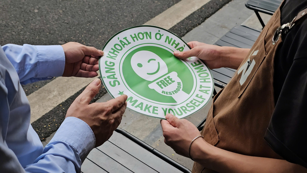 Theo đó, chỉ cần thấy logo mặt cười "Free Restroom" màu xanh, du khách đến với Trúc Bạch hoàn toàn yên tâm sử dụng nhà vệ sinh công cộng miễn phí.