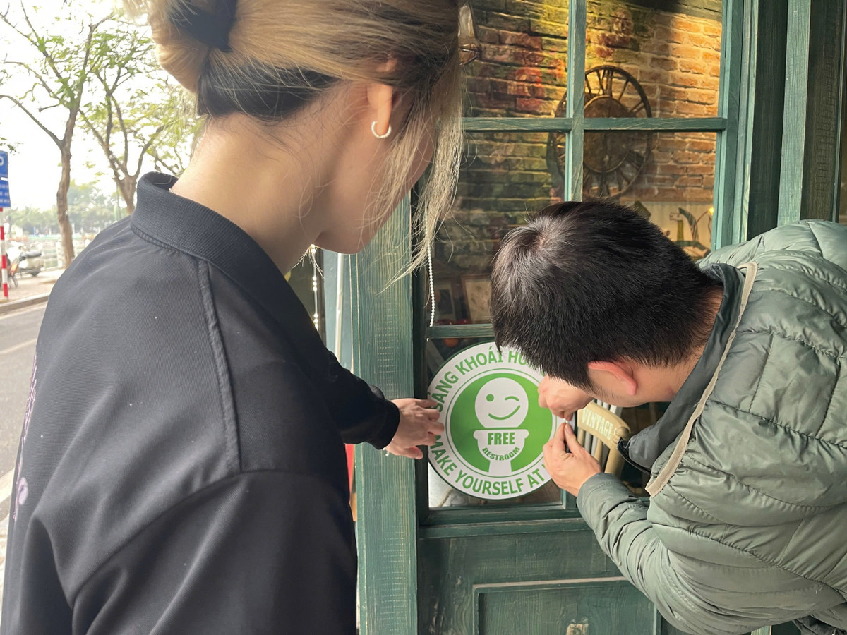 UBND phường Trúc Bạch đã sớm thí điểm mô hình xã hội hóa nhà vệ sinh công cộng nhằm giảm tình trạng thiếu nhà vệ sinh công cộng và quảng bá hình ảnh thân thiện của Trúc Bạch