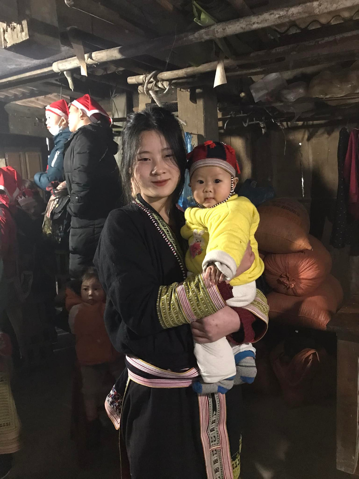 Như cho biết thêm, thường thì các bé gái người Dao Đỏ sẽ được theo chị, theo mẹ học thêu khăn, may áo từ nhỏ. Và các bộ trang phục truyền thống sẽ luôn có sắc đỏ chủ đạo để tạo nên nét riêng biệt.