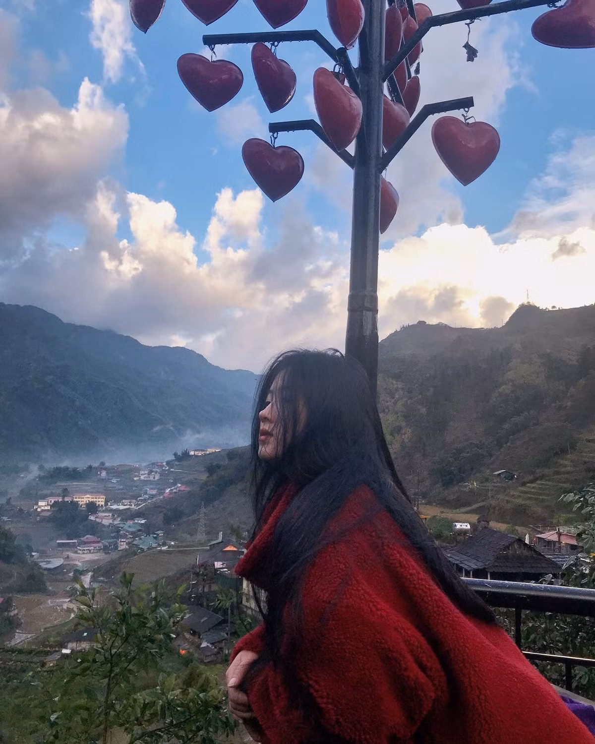 Trước đó, dân tình cũng từng nhiều lần xôn xao bởi những cô gái dân tộc giản dị nhưng gương mặt thì vô cùng xinh xắn. Thậm chí là chỉ thông qua hình ảnh bị chụp lén, họ vẫn khiến người nhìn khó có thể rời mắt.