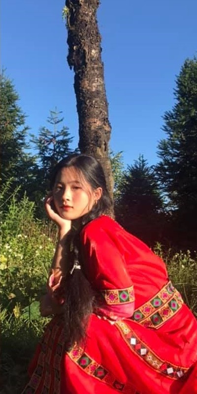 Cụ thể, Như tâm sự: “Từ nhỏ em đã quen với việc được các đoàn từ thiện đến trường học hay nơi ở của mình để tặng áo ấm, bánh kẹo, sữa, mì tôm... Lúc nào bố mẹ em cũng dạy là phải biết ơn sự giúp đỡ của mọi người. Giờ lớn lên rồi, em cũng ý thức được là mình được ăn học trưởng thành như hôm nay là nhờ có sự sẻ chia từ mọi người, nên em rất vui và trân trọng.”