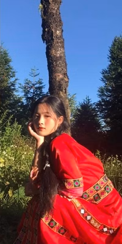 Cụ thể, Như tâm sự: “Từ nhỏ em đã quen với việc được các đoàn từ thiện đến trường học hay nơi ở của mình để tặng áo ấm, bánh kẹo, sữa, mì tôm... Lúc nào bố mẹ em cũng dạy là phải biết ơn sự giúp đỡ của mọi người. Giờ lớn lên rồi, em cũng ý thức được là mình được ăn học trưởng thành như hôm nay là nhờ có sự sẻ chia từ mọi người, nên em rất vui và trân trọng.”